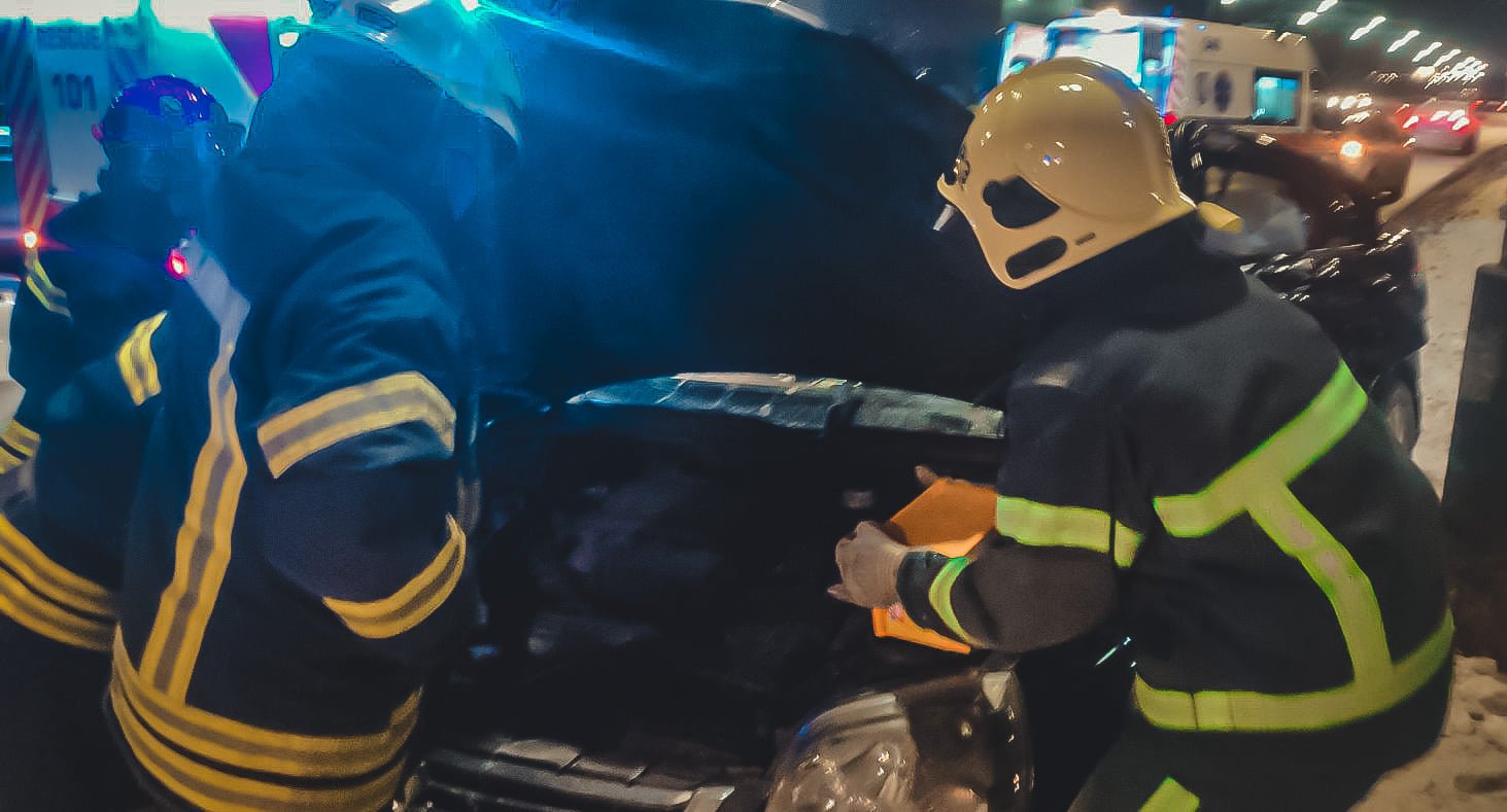 В Киеве в результате ДТП на Северном мосту водителя из авто вырезали спасатели 1