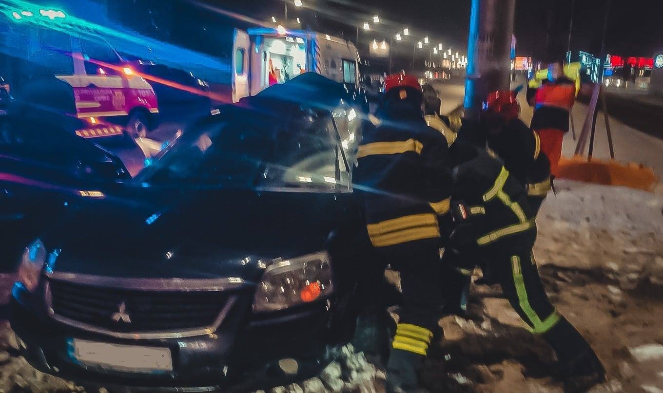В Киеве в результате ДТП на Северном мосту водителя из авто вырезали спасатели 2