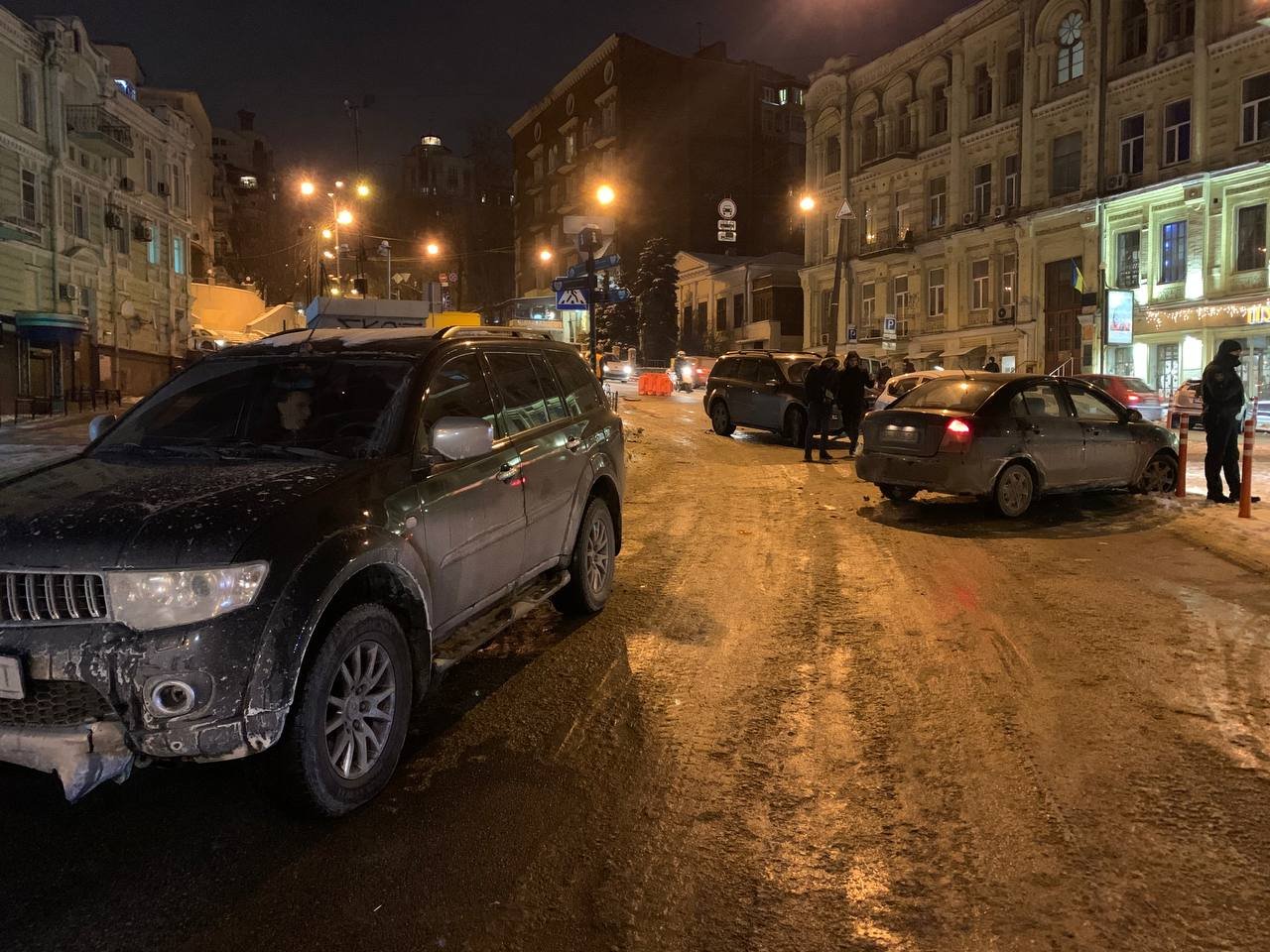 В центре Киева произошла масштабная авария из-за прорыва водопровода: кадры с места 3