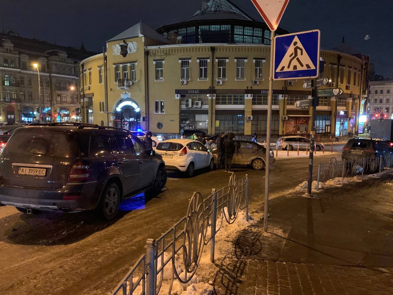 В центре Киева произошла масштабная авария из-за прорыва водопровода: кадры с места 4