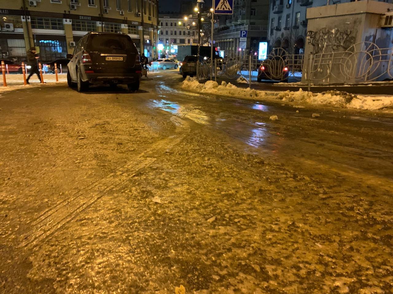 В центре Киева произошла масштабная авария из-за прорыва водопровода: кадры с места 6