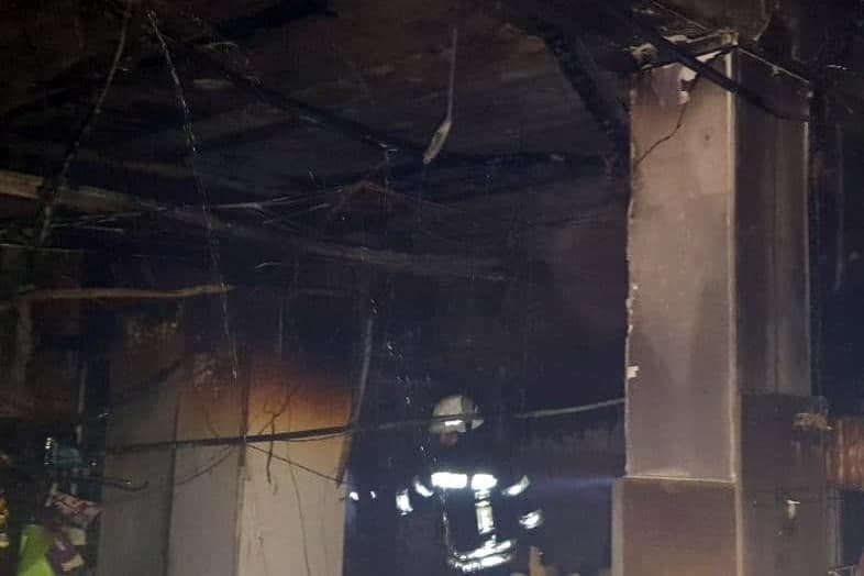 В Киеве на Харьковском шоссе загорелся магазин в жилом доме: кадры с места 1