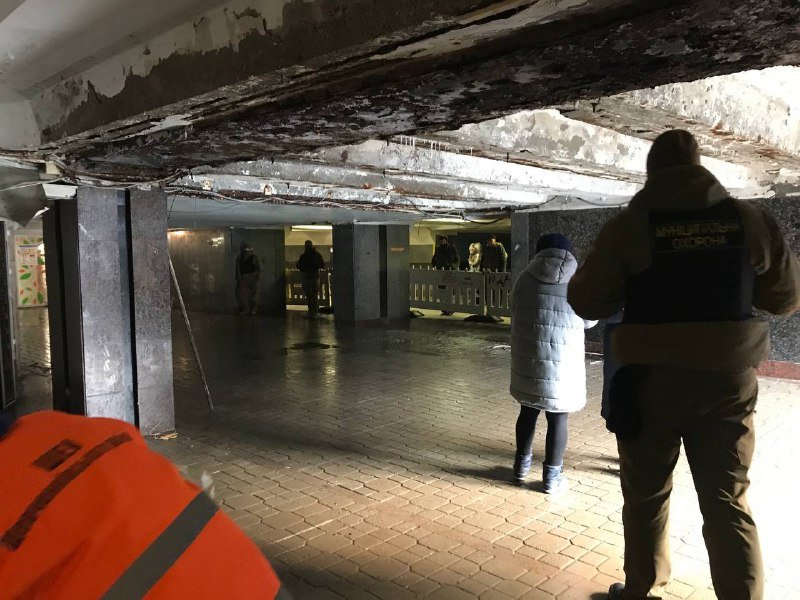 В переходе в центре Киева обвалился потолок: появились кадры 1