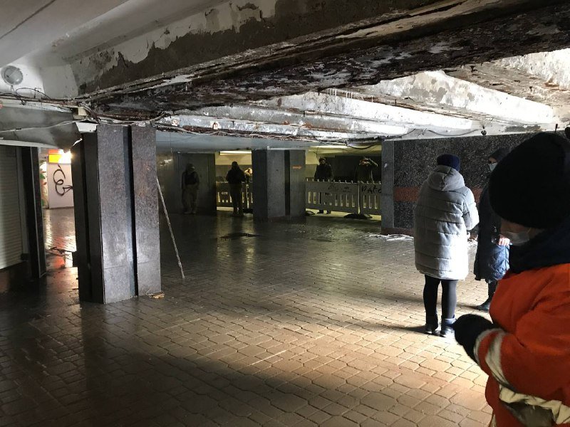 В переходе в центре Киева обвалился потолок: появились кадры 3