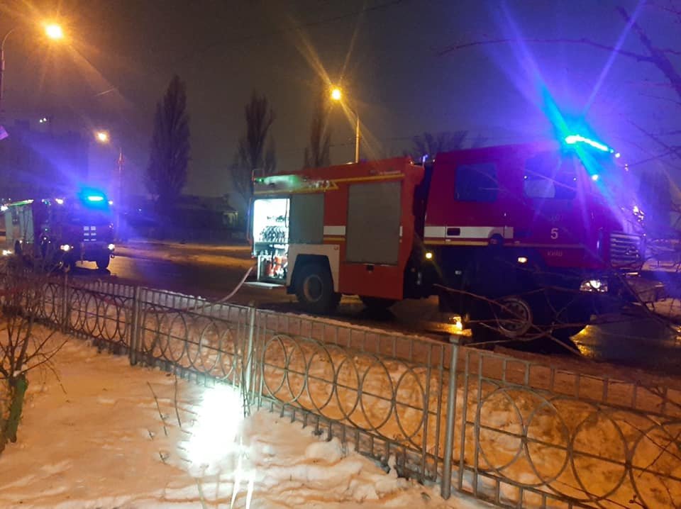 В Киеве во время пожара в горе мусора нашли обгоревшую женщину: подробности инцидента 1