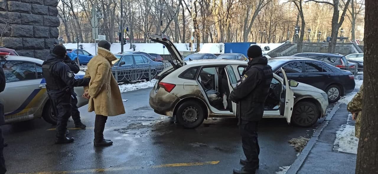 В Киеве у здания Верховной Рады задержали мужчину с ножом и пистолетом: кадры с места 1