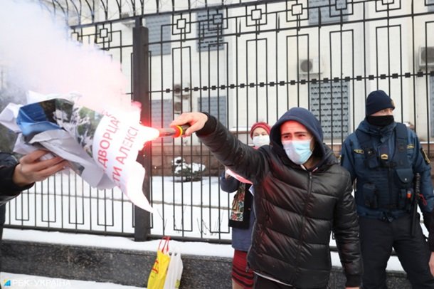 В Киеве у посольства РФ произошли стычки между активистами и полицией 1