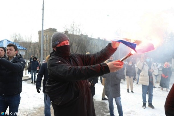 В Киеве у посольства РФ произошли стычки между активистами и полицией 2
