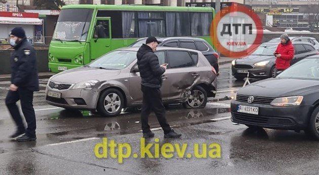 В Киеве водитель Infiniti протаранил шесть автомобилей: кадры с места 2