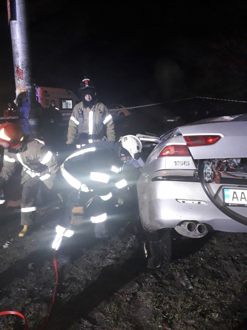 В Киеве «Alfa Romeo» протаранил электроопору: спасатели вырезали водителя из сидения 1