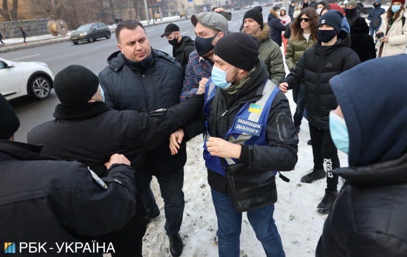 В Киеве активисты пришли под ОП поздравить Зеленского с Днем рождения платежкам за коммуналку 2