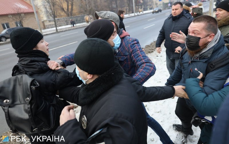 В Киеве активисты пришли под ОП поздравить Зеленского с Днем рождения платежкам за коммуналку 3