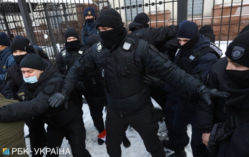 В Киеве активисты пришли под ОП поздравить Зеленского с Днем рождения платежкам за коммуналку 5
