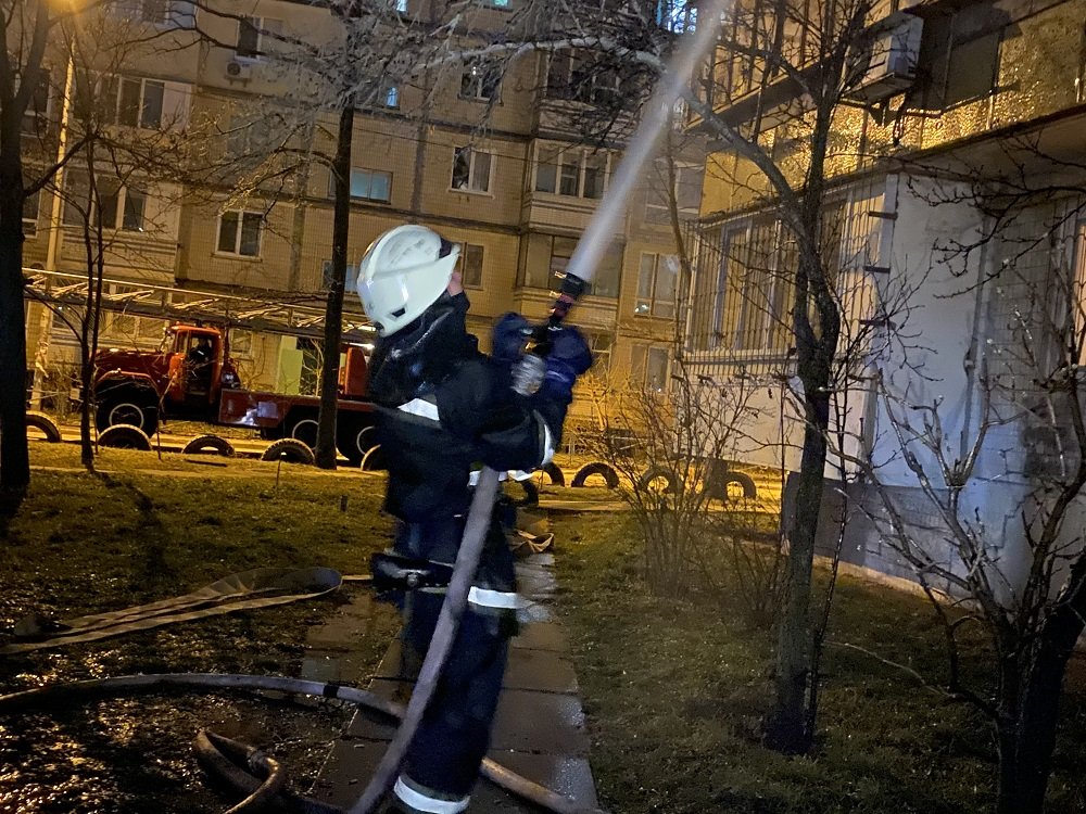 В Киеве в Оболонском районе сгорели сразу несколько квартир: подробности и кадры с места 2