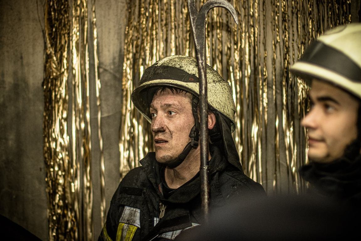 В центре Киева сгорела квартира в день рождения ее хозяина: кадры изнутри 4