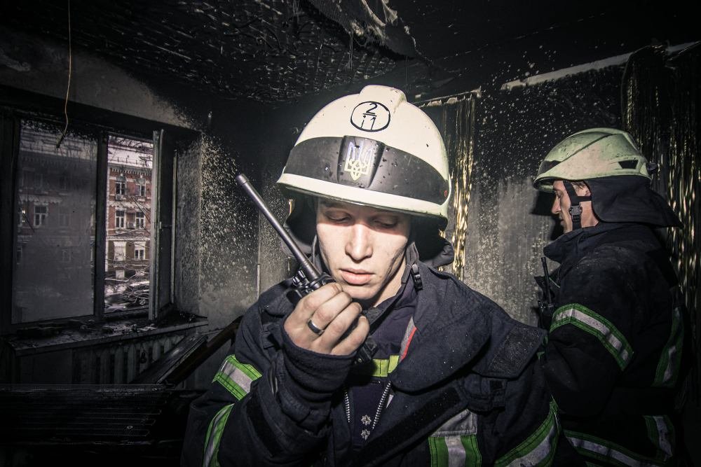 В центре Киева сгорела квартира в день рождения ее хозяина: кадры изнутри 6