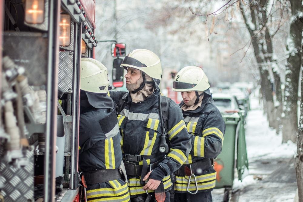 В центре Киева сгорела квартира в день рождения ее хозяина: кадры изнутри 7