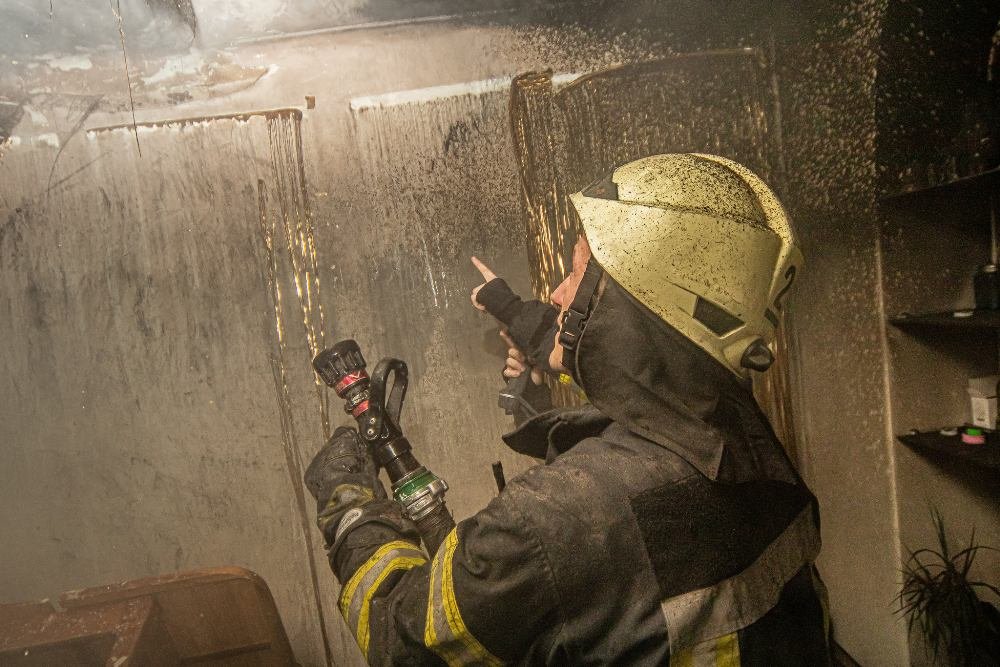 В центре Киева сгорела квартира в день рождения ее хозяина: кадры изнутри 8