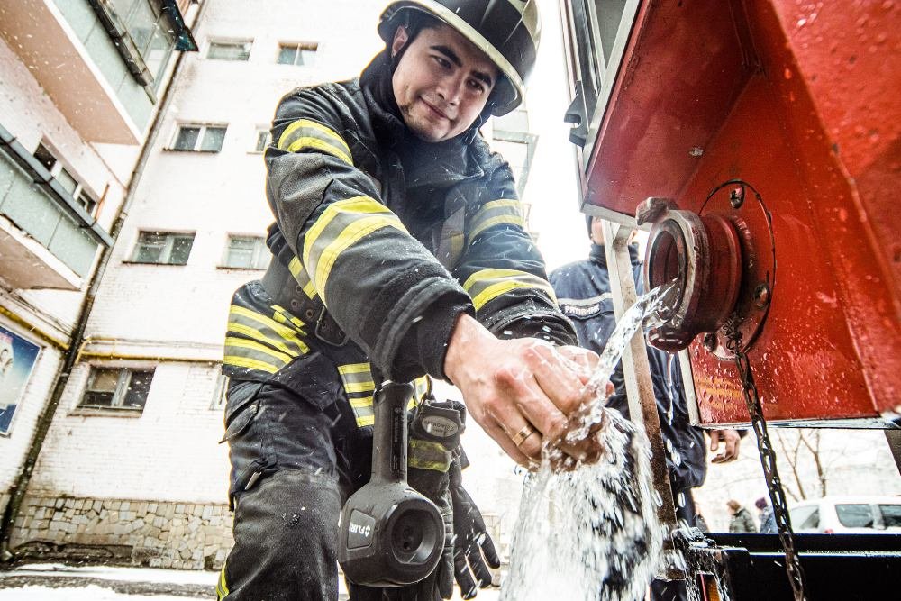 В центре Киева сгорела квартира в день рождения ее хозяина: кадры изнутри 9