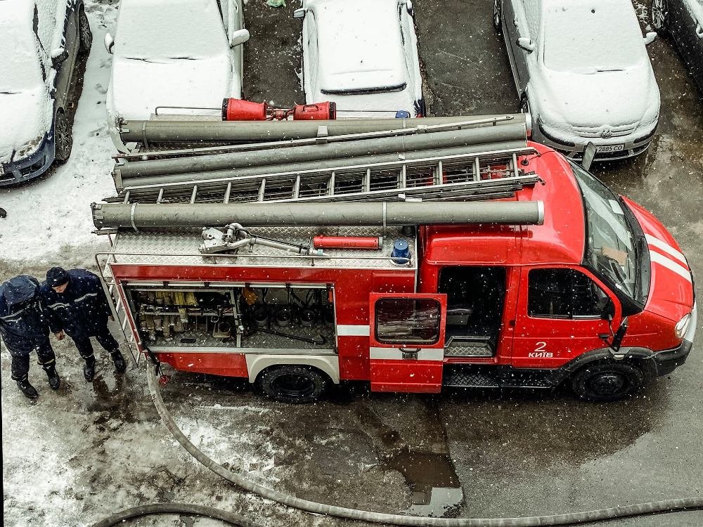 В центре Киева сгорела квартира в день рождения ее хозяина: кадры изнутри 10