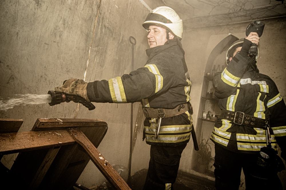 В центре Киева сгорела квартира в день рождения ее хозяина: кадры изнутри 11