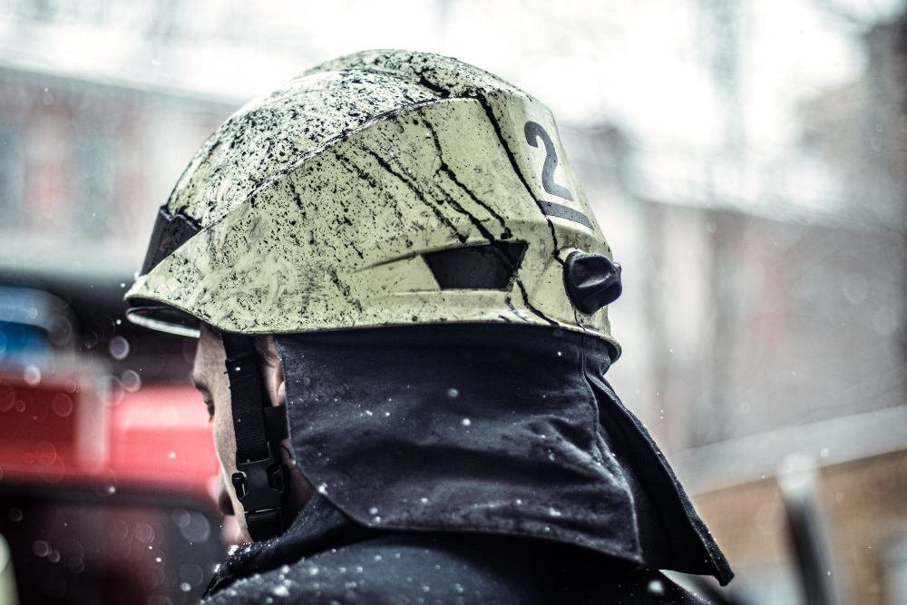 В центре Киева сгорела квартира в день рождения ее хозяина: кадры изнутри 12