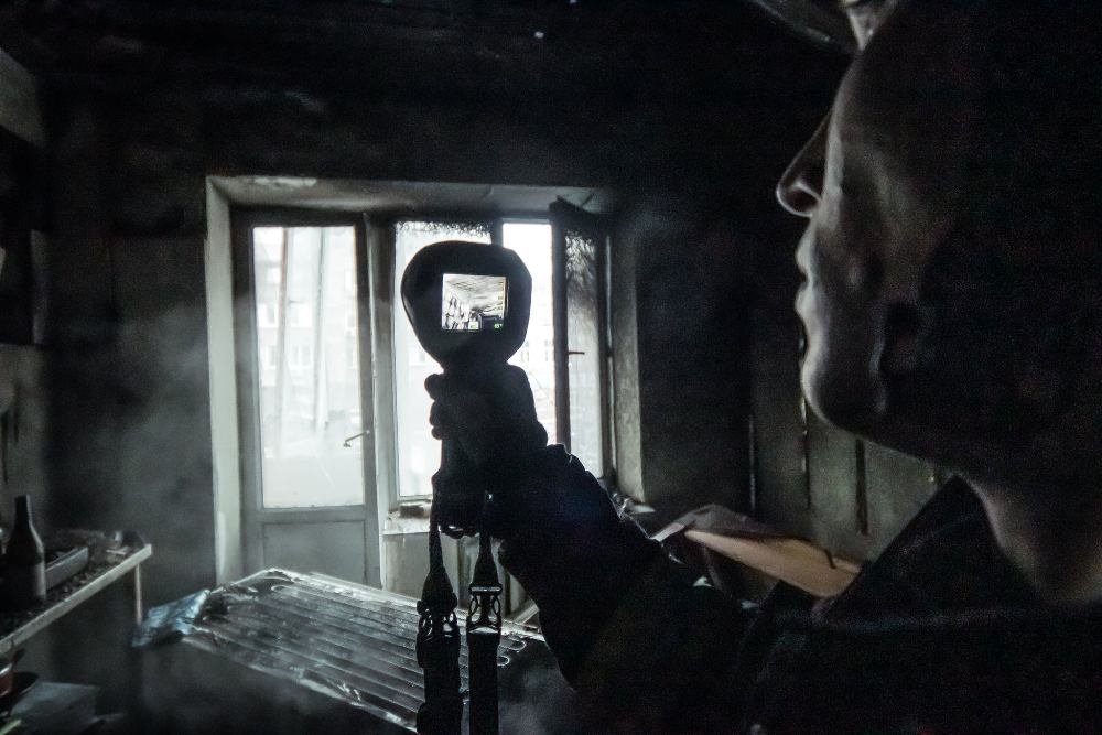 В центре Киева сгорела квартира в день рождения ее хозяина: кадры изнутри 13