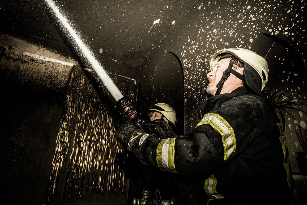 В центре Киева сгорела квартира в день рождения ее хозяина: кадры изнутри 14