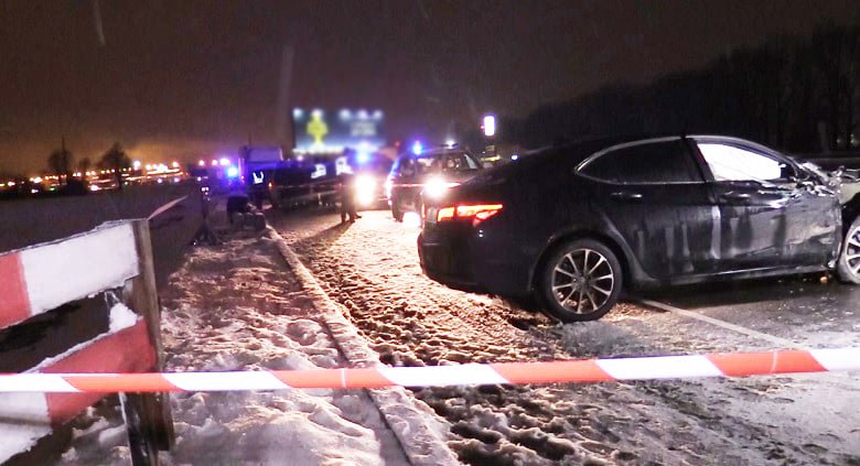 В Киеве копы открыли огонь по угнанному автомобилю: погоня закончилась ДТП 1