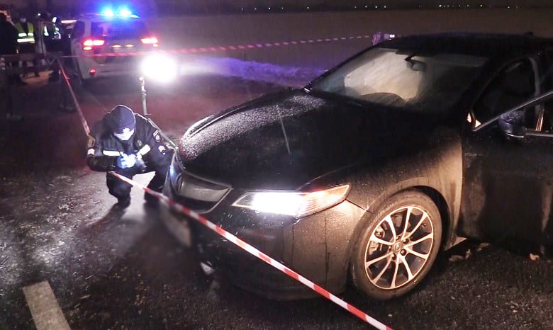 В Киеве копы открыли огонь по угнанному автомобилю: погоня закончилась ДТП 2