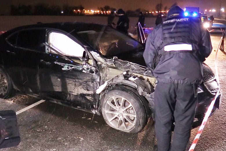 В Киеве копы открыли огонь по угнанному автомобилю: погоня закончилась ДТП 3