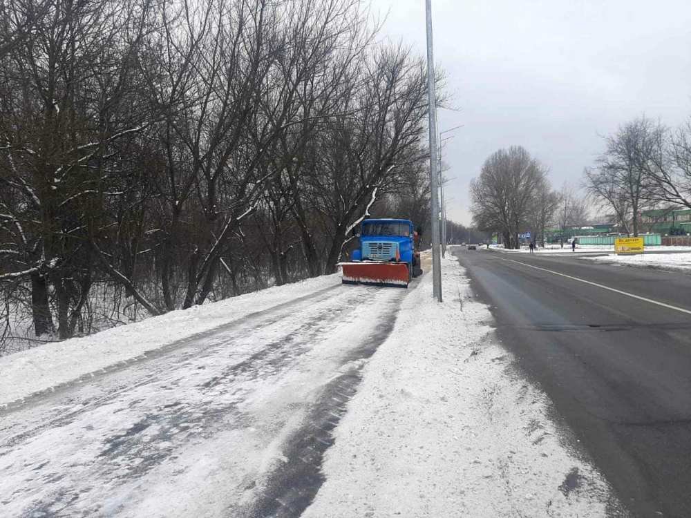 Снегопад в Киеве не прекращается: коммунальщики продолжают интенсивную обработку дорог 1