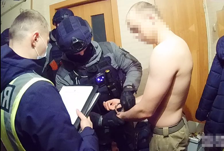 В Киеве после конфликта на Андреевском спуске мужчина с ножевыми умер в больнице: новые детали 1