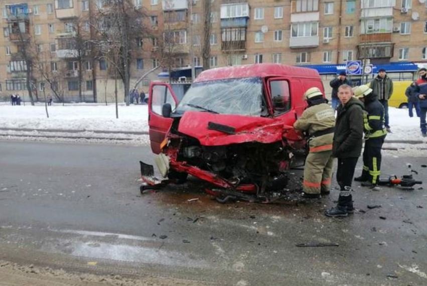В Киеве в ДТП на Вацлава Гавела водителя зажало в изувеченном автомобиле 1