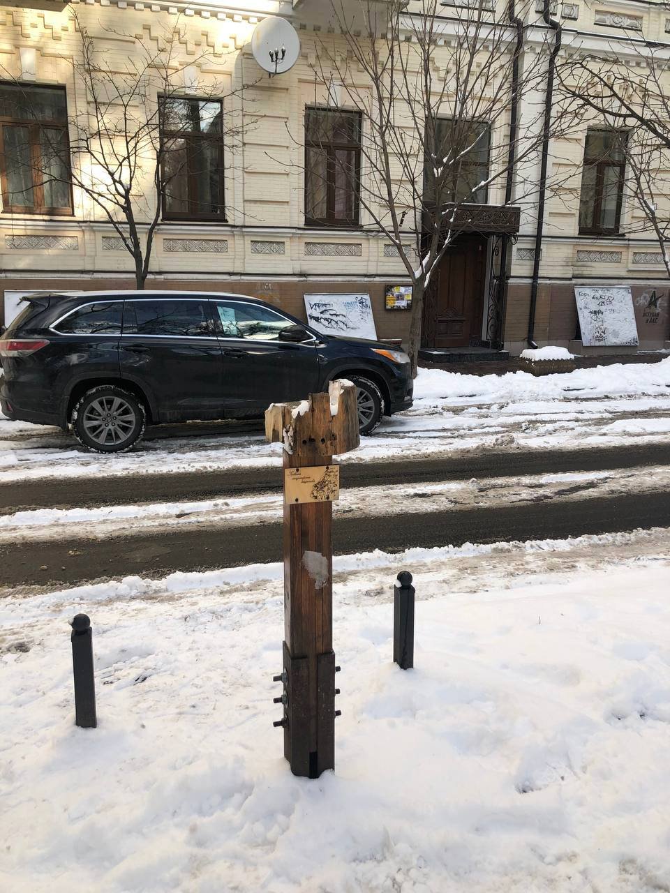 В Киеве вандалы сломали легендарную деревянную скульптуру Балерины от создателя Пейзажной аллеи 3