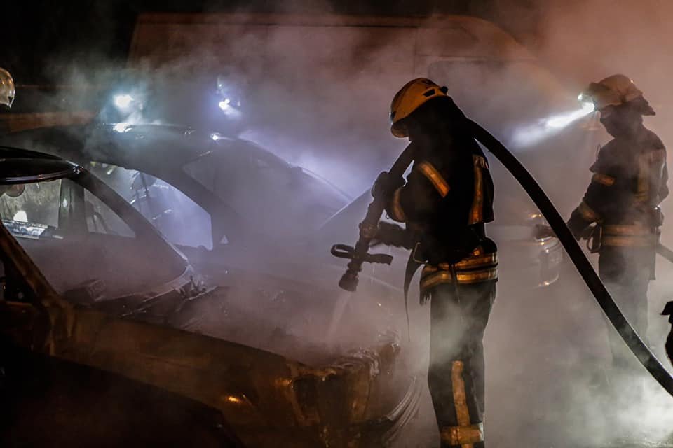 В Киеве на Троещине сгорели 4 припаркованные в ряд машины 1