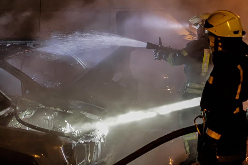 В Киеве на Троещине сгорели 4 припаркованные в ряд машины 2