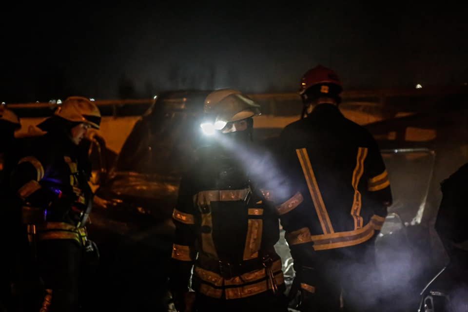 В Киеве на Троещине сгорели 4 припаркованные в ряд машины 5