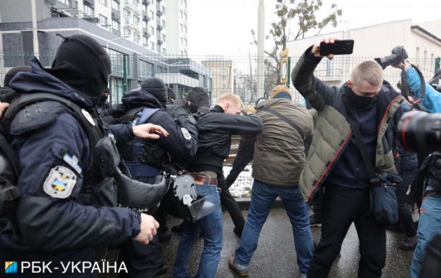 В Киеве активисты пришли под здание телеканала "НАШ" и требовали его закрытия: произошли стычки с полицией 1