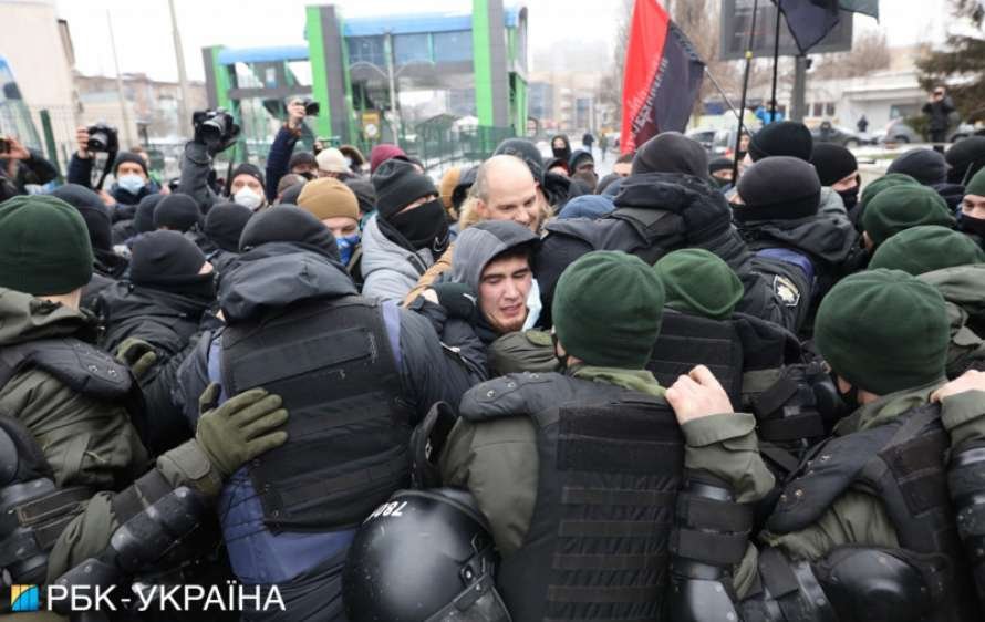 В Киеве активисты пришли под здание телеканала "НАШ" и требовали его закрытия: произошли стычки с полицией 2