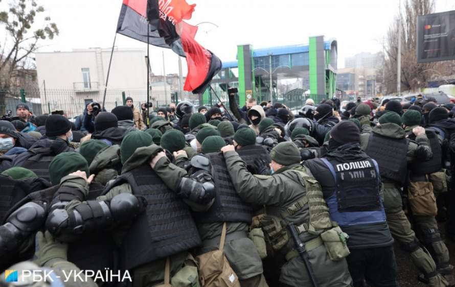 В Киеве активисты пришли под здание телеканала "НАШ" и требовали его закрытия: произошли стычки с полицией 3