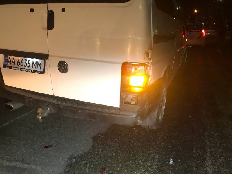 В Киеве на Кольцевой Mercedes влетел в дерево: пострадал мужчина 1