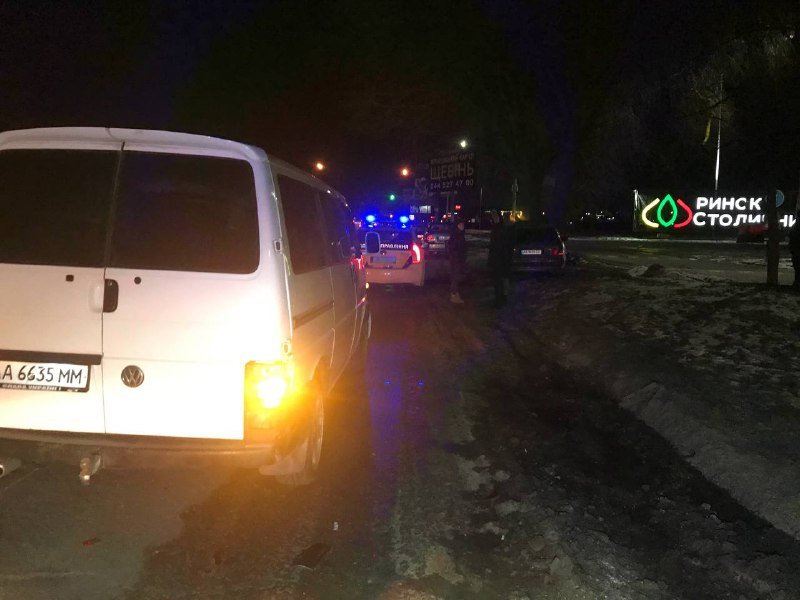 В Киеве на Кольцевой Mercedes влетел в дерево: пострадал мужчина 2