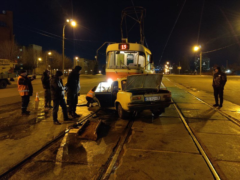 В Киеве на Дегтяревской ВАЗ лоб в лоб влетел в трамвай 1