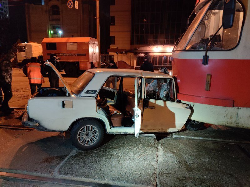 В Киеве на Дегтяревской ВАЗ лоб в лоб влетел в трамвай 2