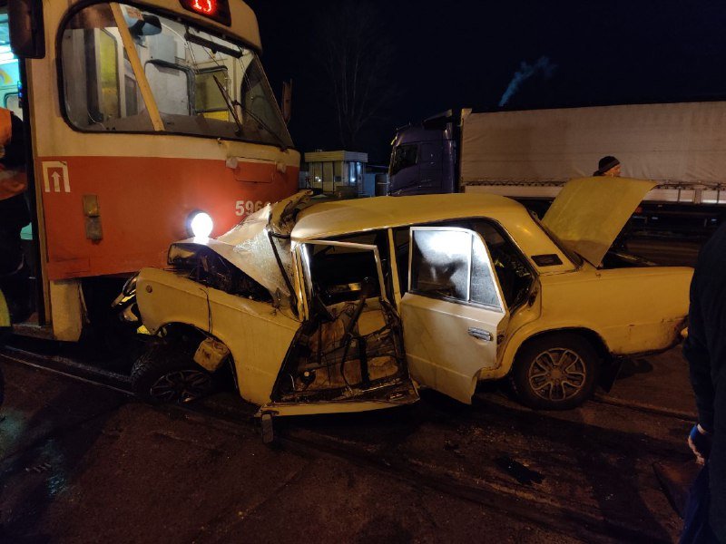 В Киеве на Дегтяревской ВАЗ лоб в лоб влетел в трамвай 3