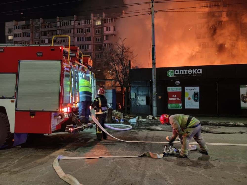 В Киеве ночью загорелся рынок: подробности масштабного пожара 2