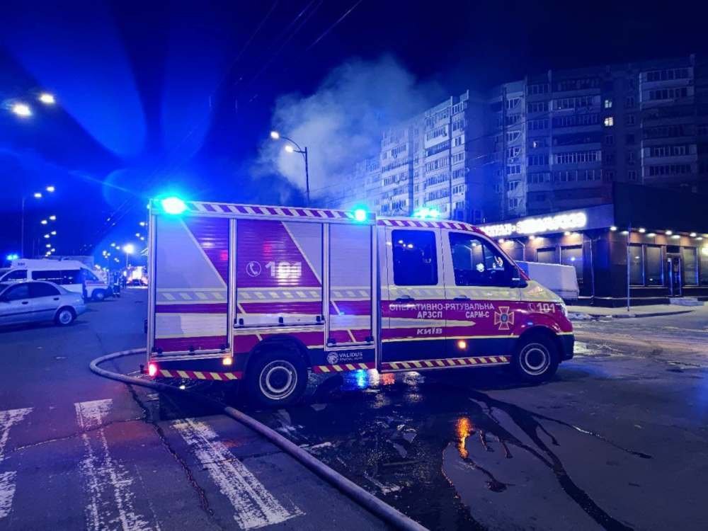 В Киеве ночью загорелся рынок: подробности масштабного пожара 5