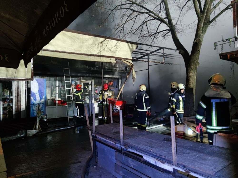В Киеве ночью загорелся рынок: подробности масштабного пожара 11