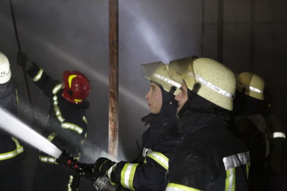 В Киеве ночью загорелся рынок: подробности масштабного пожара 12